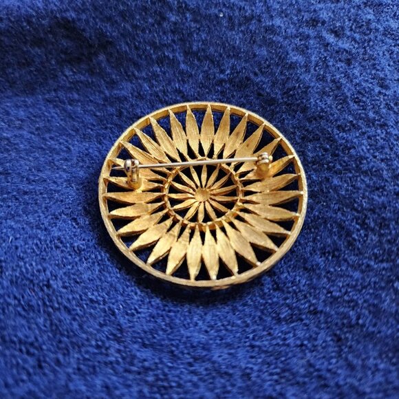 Vintage Gold-toned Daisy Brooch - Picture 5 of 5